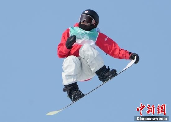 奥地利选手在滑雪比赛中取得出色成绩