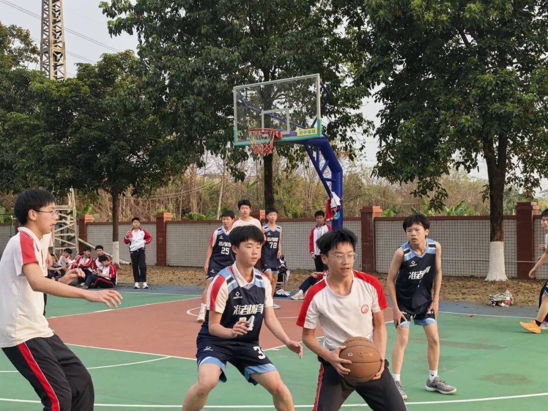 篮球少年为入选优秀球队而努力拼搏训练