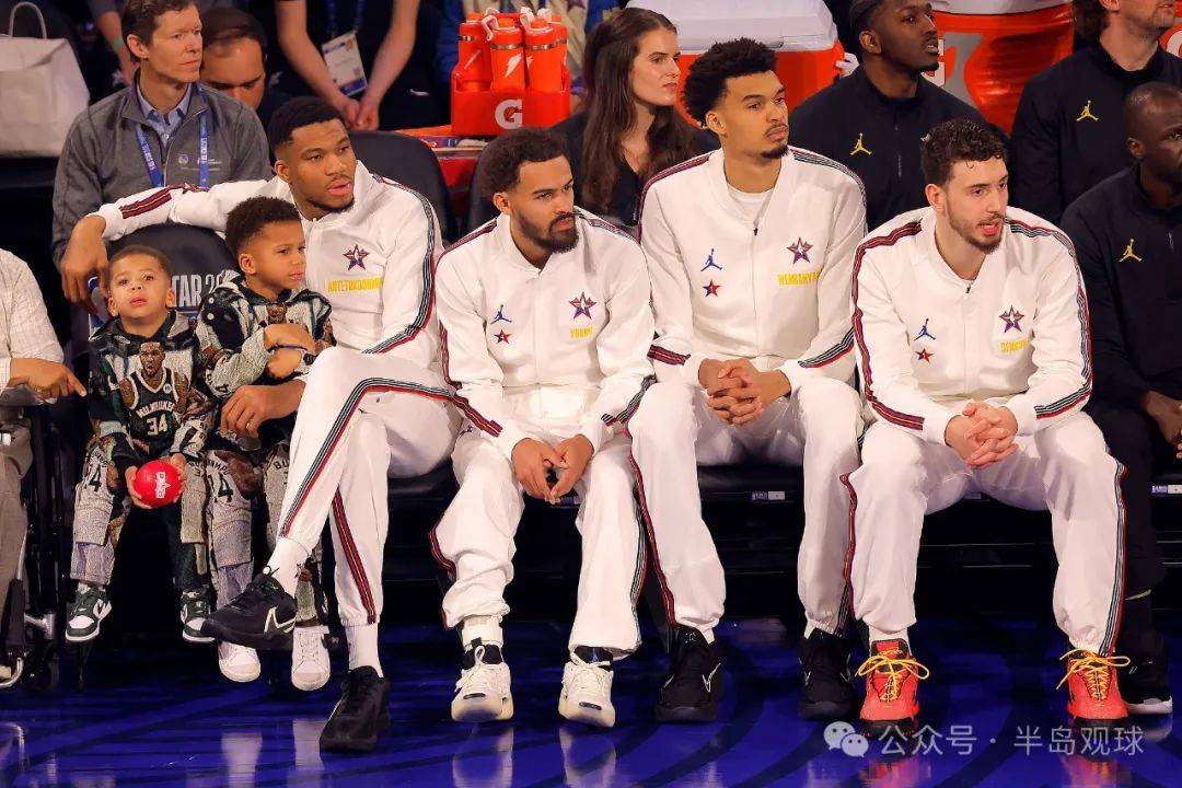 NBA全明星周末活动吸引众多球迷，呈现欢乐场面