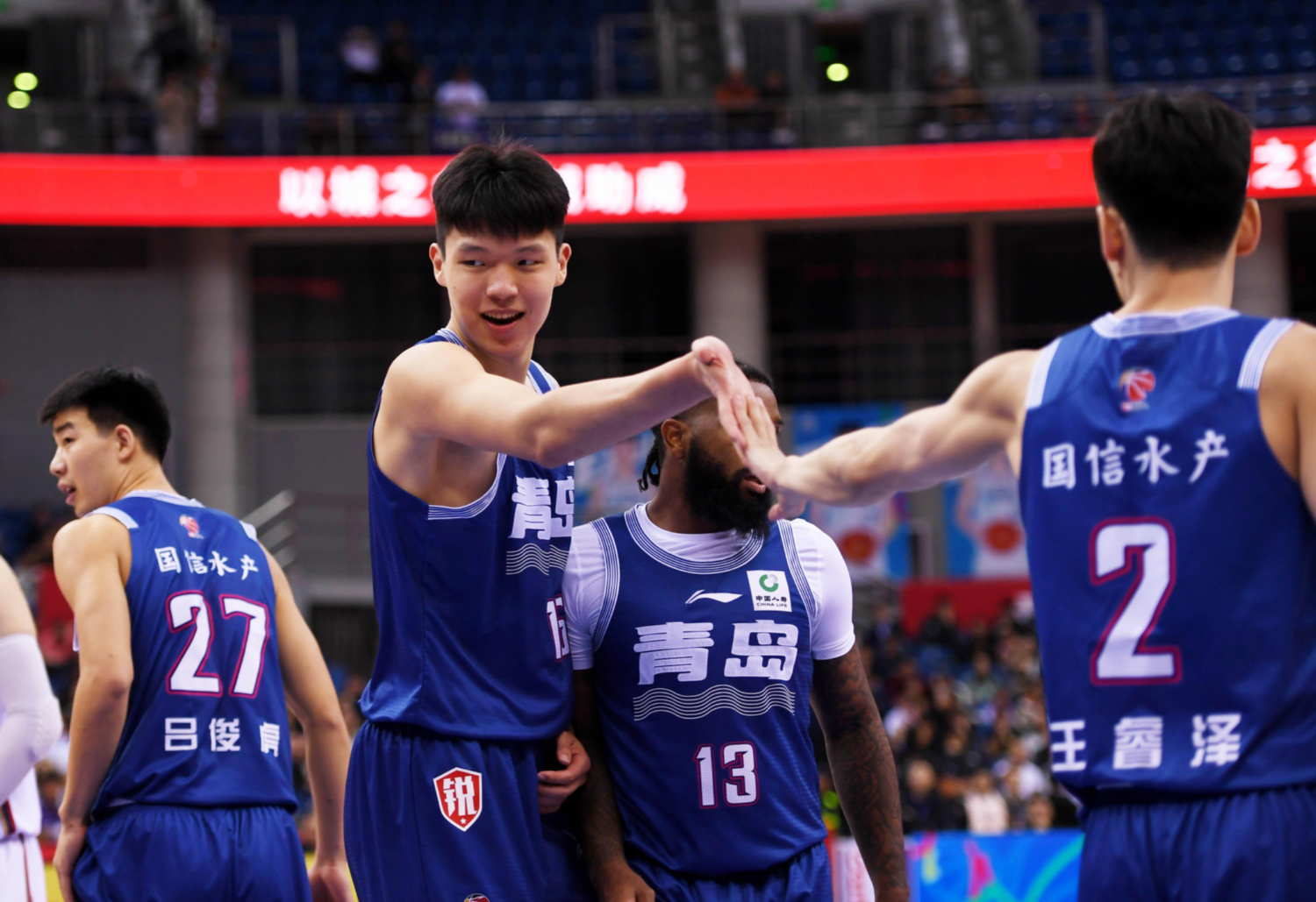 利记平台-CBA赛场上瞬息万变，球员们面对挑战勇往直前