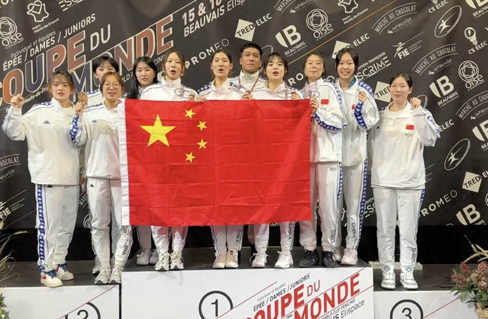 爱尔兰击剑运动员冲刺全情，追逐奖牌